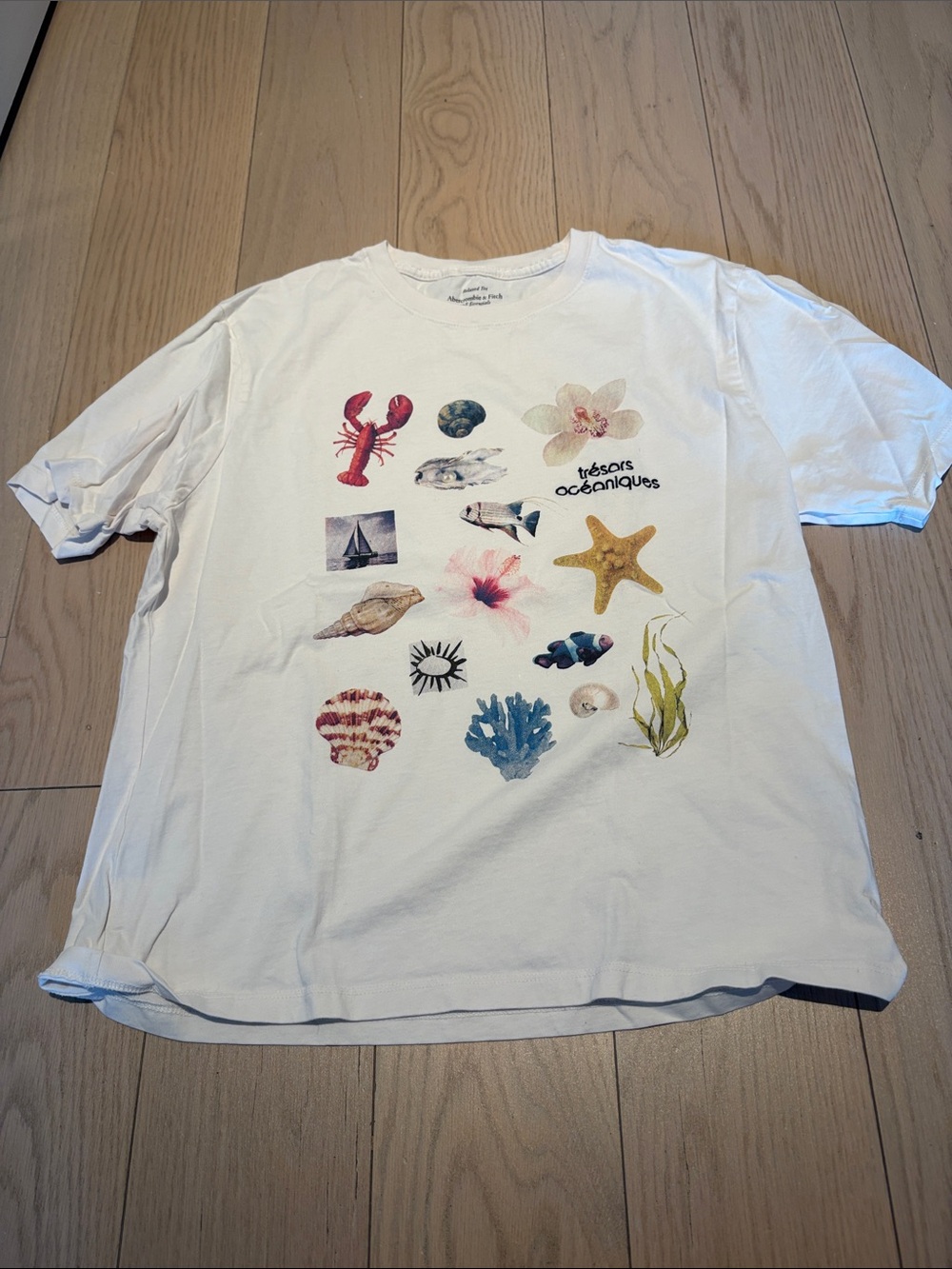 Abercrombie & Fitch White Graphic Ocean Motif Tee - 'trésors océaniques'